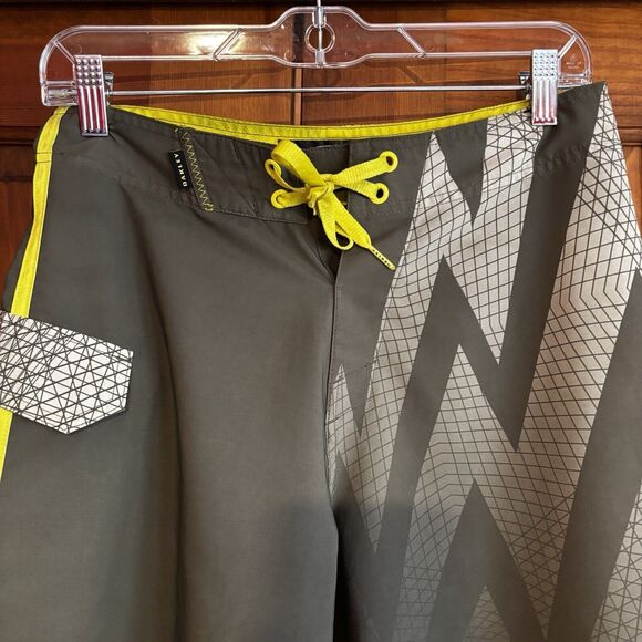 Oakley Performance Board Shorts Gray Yellow Colorblock Men's Size 28 Beach Surf - Picture 2 of 8